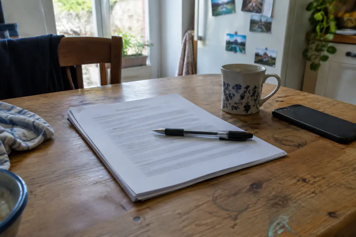 Convention de rupture posée sur une table avec un stylo