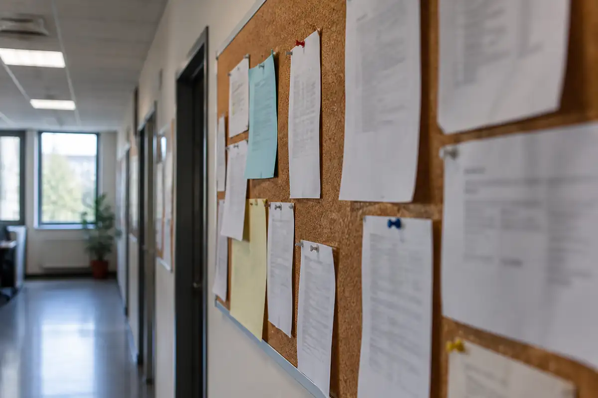 Affichage obligatoire en entreprise : ce que l'employeur doit afficher, et ce qu'il peut envoyer